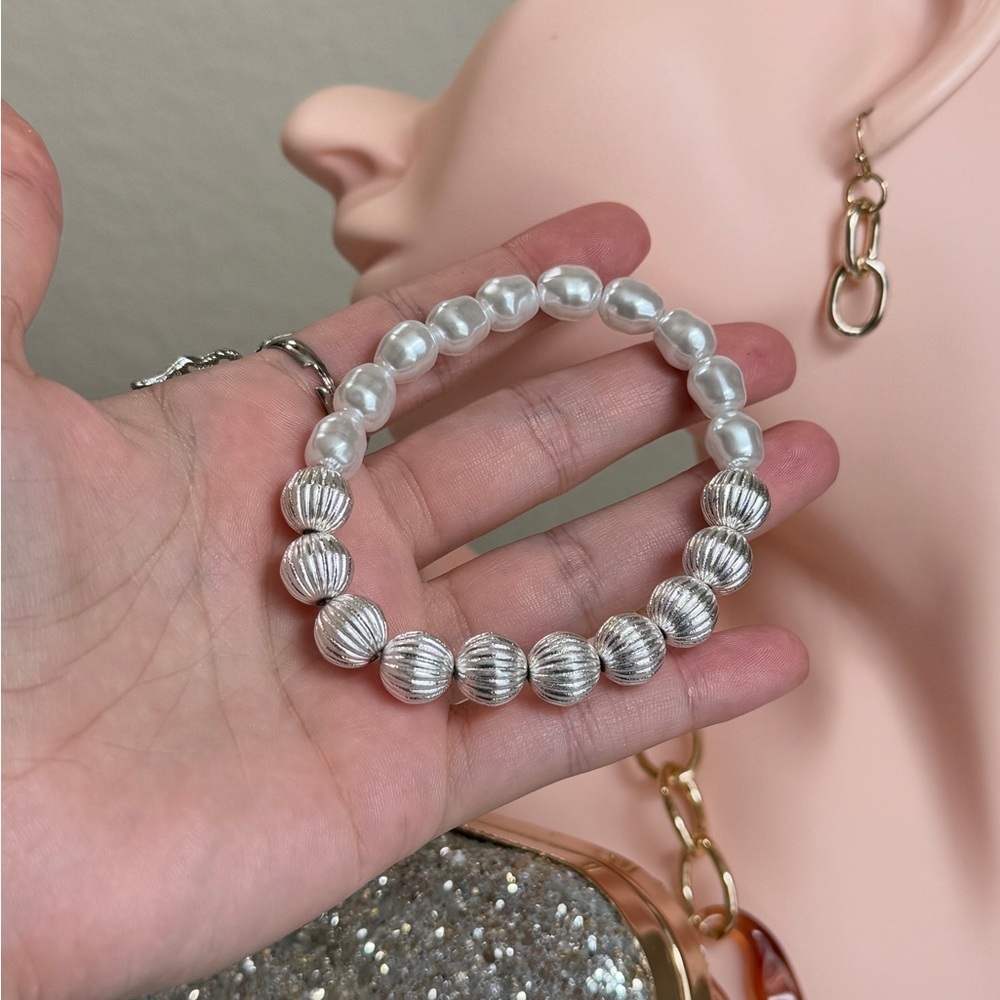 ⚜️❤️‍🔥 Silver and Faux Pearl Beaded Stretch Bracelet 💫 - Picture 3 of 7